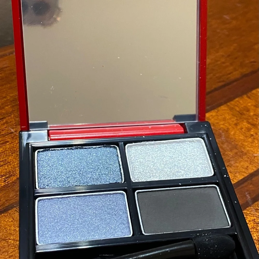 AVON fmg GLIMMER Multi Eyeshadow Quad VIXEN 3 Shimmer and 1 Matte